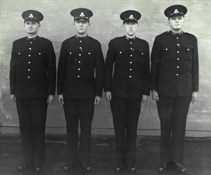 Gerahmter Druck : Links nach rechts. Probezeitiger Const. J.B. Davis, N.R. Stevenson, C.E.M. Sanders. 30.Januar 1940 Gerahmter Druck : Links nach rechts. Probezeitiger Const. J.B. Davis, N.R. Stevenson, C.E.M. Sanders. 30.Januar 1940