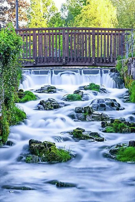 Gerahmter Druck : Lippe-Wasserfall am Quellgebiet der Lippe, Bad Lippspringe, Nordrhein-Westfalen. Gerahmter Druck : Lippe-Wasserfall am Quellgebiet der Lippe, Bad Lippspringe, Nordrhein-Westfalen.