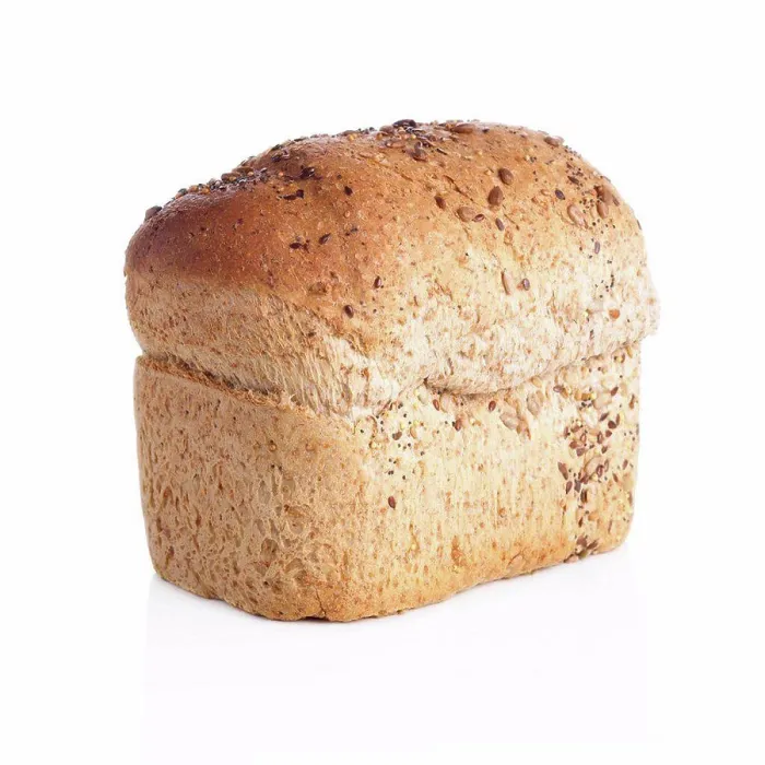 Gerahmter Druck : Brotlaib. Ein einfaches Brot, das auf dem Tisch liegt Gerahmter Druck : Brotlaib. Ein einfaches Brot, das auf dem Tisch liegt