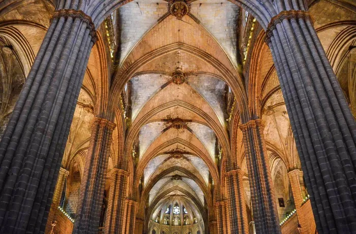 Gerahmter Druck : Blickwinkel von unten auf das Gewölbe, Kathedrale der Heiligen Kreuz und Saint Eulalia, Barcelona, Katalonien, Spanien. Gerahmter Druck : Blickwinkel von unten auf das Gewölbe, Kathedrale der Heiligen Kreuz und Saint Eulalia, Barcelona, Katalonien, Spanien.