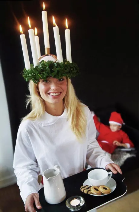Gerahmter Druck : Lucia mit Tablett und Pixie Gerahmter Druck : Lucia mit Tablett und Pixie