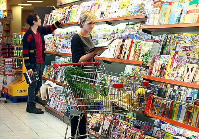 Gerahmter Druck : Zeitschriftenständer, Zeitungen, Supermarkt, Deutschland, Europa