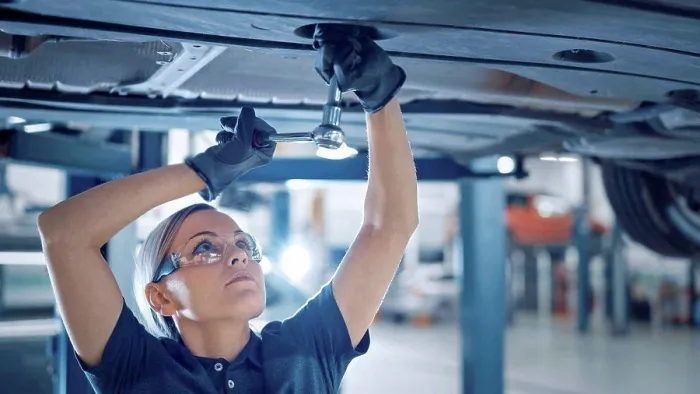 Gerahmter Druck : Mechaniker arbeitet an einem Auto. Gerahmter Druck : Mechaniker arbeitet an einem Auto.