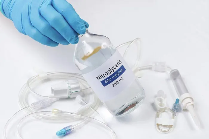 Gerahmter Druck : Nitroglycerin-IV-Flasche Gerahmter Druck : Nitroglycerin-IV-Flasche