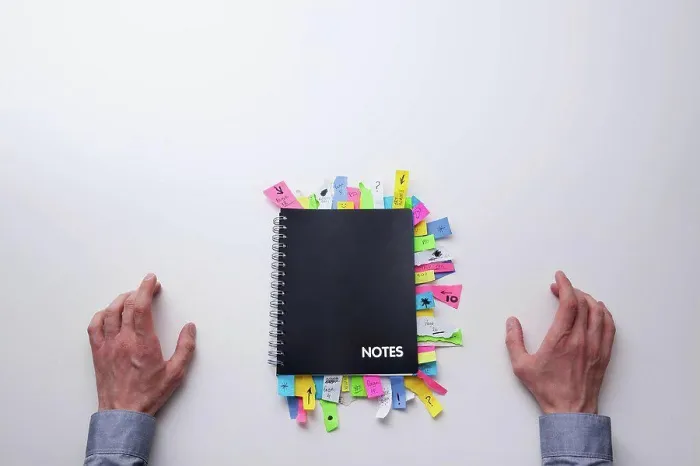 Gerahmter Druck : Ein Notizbuch voller Zettel. Gerahmter Druck : Ein Notizbuch voller Zettel.