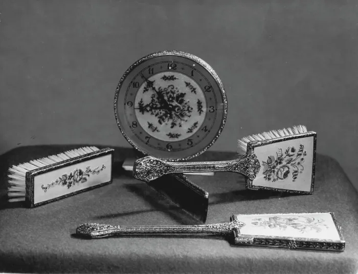 Gerahmter Druck : Arbeitskunst im Petit Point in weichen Farben. Gerahmter Druck : Arbeitskunst im Petit Point in weichen Farben.