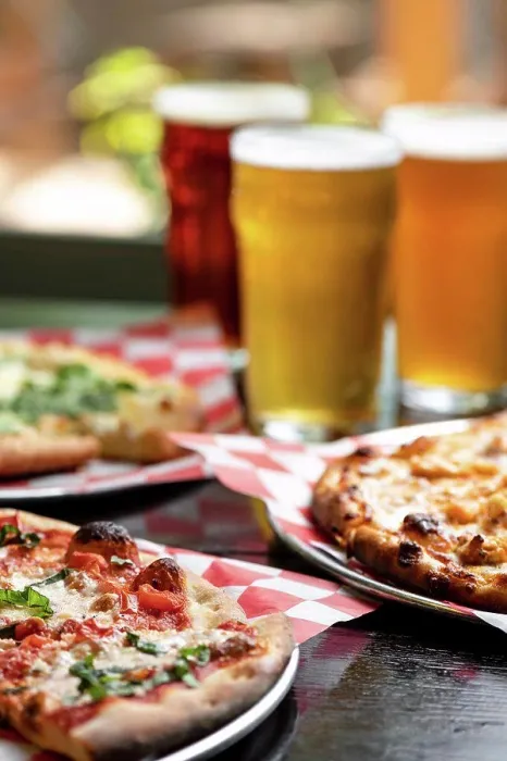 Gerahmter Druck : Pizza und Bier