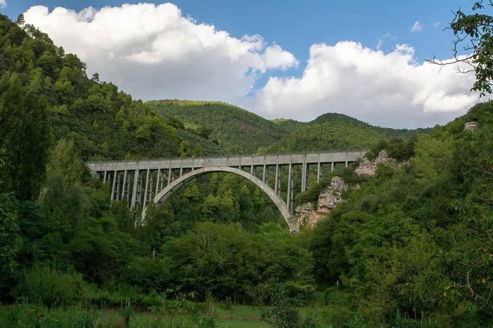 Gerahmter Druck : POLY TERNI BUNGEE SPRUNGSCHWEBEBRÜCKE Gerahmter Druck : POLY TERNI BUNGEE SPRUNGSCHWEBEBRÜCKE