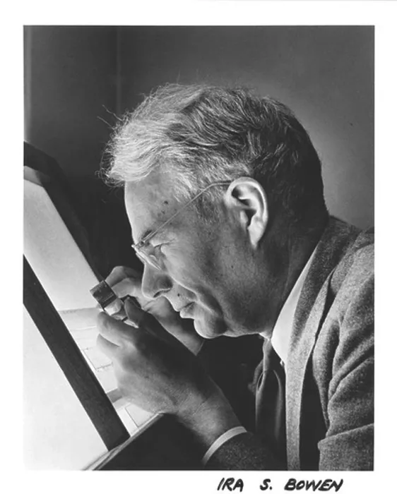 Gerahmter Druck : PROFIL VON IRA BOWEN BEI ARBEIT AM LIGHT TABLE