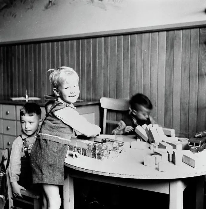 Gerahmter Druck : SAAR Pix. Photographien von Marshall-Plan-Programmen, Ausstellungen und Personal. Gerahmter Druck : SAAR Pix. Photographien von Marshall-Plan-Programmen, Ausstellungen und Personal.