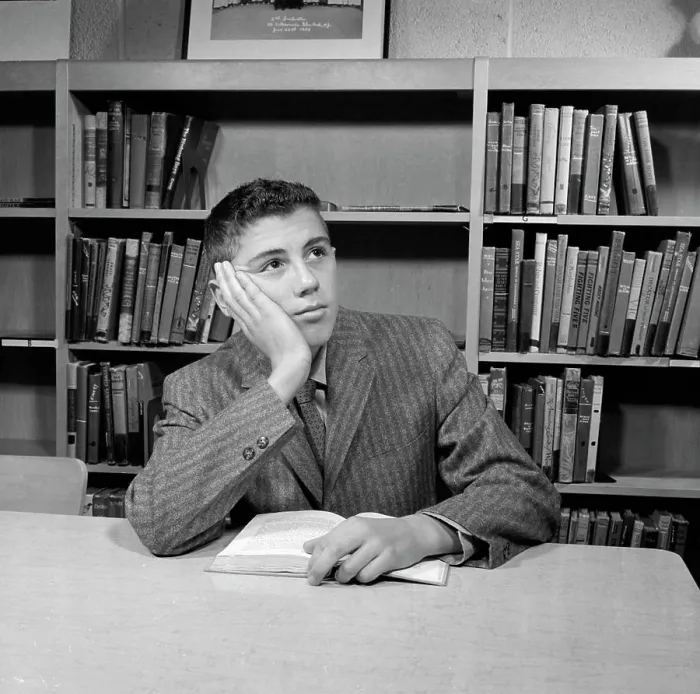 Gerahmter Druck : Schüler liest in der Bibliothek Gerahmter Druck : Schüler liest in der Bibliothek
