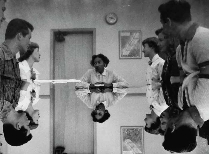 Gerahmter Druck : Rassentrennung und Integration - Schulen, Schüler, Universitäten - Amerika. 09. September 1955. (Foto von Look Magazine) Gerahmter Druck : Rassentrennung und Integration - Schulen, Schüler, Universitäten - Amerika. 09. September 1955. (Foto von Look Magazine)