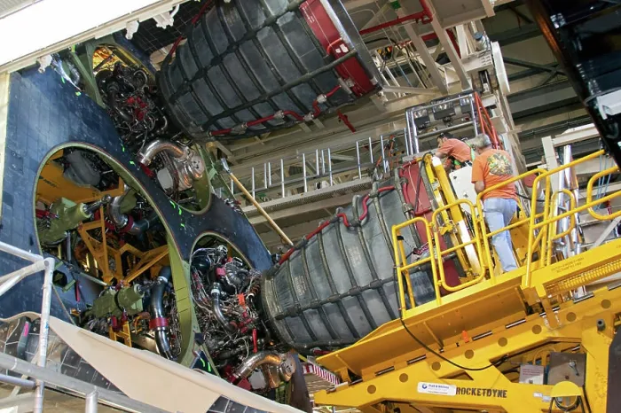 Gerahmter Druck : STS-133 DISCOVERY ENGINE-3 INSTALLATION Gerahmter Druck : STS-133 DISCOVERY ENGINE-3 INSTALLATION