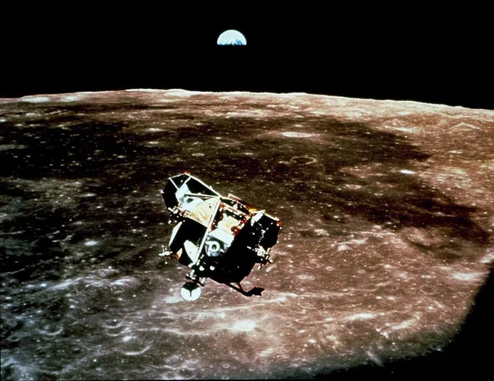 Gerahmter Druck : Ein Bild vom Apollo-11-Lunar-Modul Eagle, als es von der Oberfläche des Mondes zurückkehrte und mit dem Befehlsmodul dockte. Gerahmter Druck : Ein Bild vom Apollo-11-Lunar-Modul Eagle, als es von der Oberfläche des Mondes zurückkehrte und mit dem Befehlsmodul dockte.