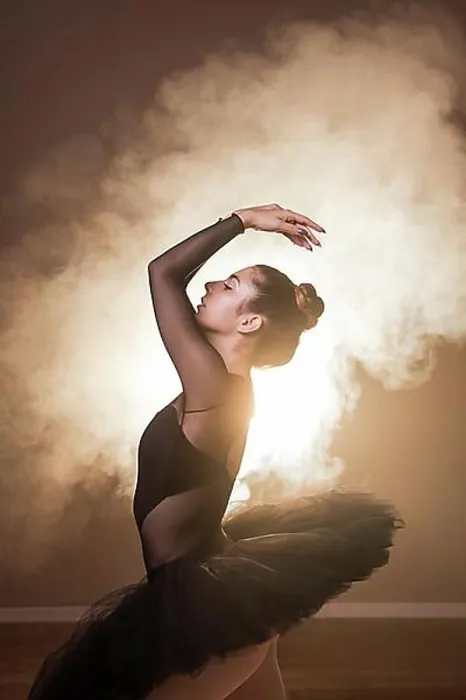 Gerahmter Druck : Seitenansicht Ballettpose Rauch Gerahmter Druck : Seitenansicht Ballettpose Rauch