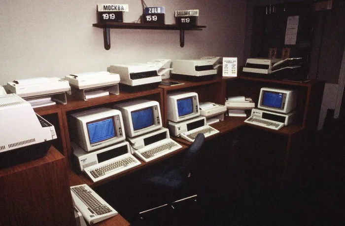 Gerahmter Druck : Ansicht von Computerarbeitsplätzen, Druckern und Faxgeräten als Teil des amerikanischen Endes der Washington-Moskau Direktkommunikationsverbindung Gerahmter Druck : Ansicht von Computerarbeitsplätzen, Druckern und Faxgeräten als Teil des amerikanischen Endes der Washington-Moskau Direktkommunikationsverbindung