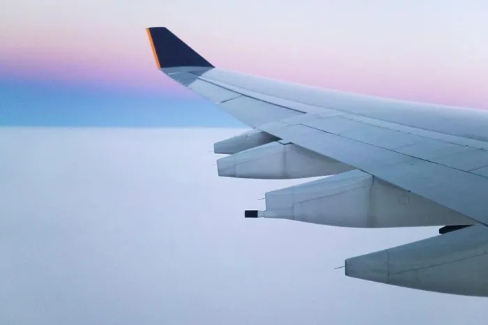Gerahmter Druck : Flügel und Triebwerke eines Jets im Flug Gerahmter Druck : Flügel und Triebwerke eines Jets im Flug