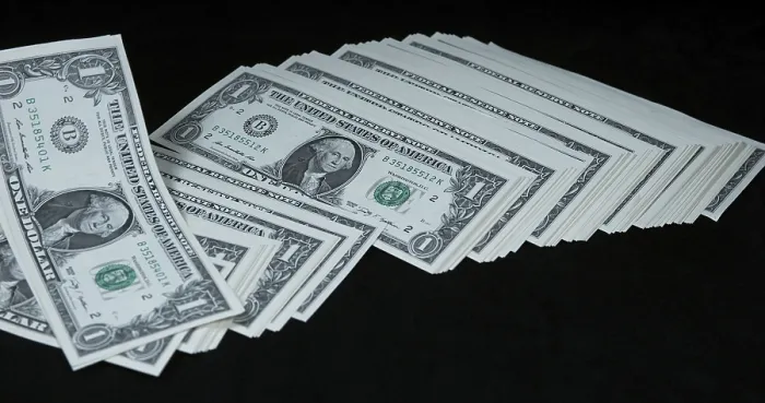 Gerahmter Druck : 1 US-Dollar-Scheine fallen gegen schwarzen Hintergrund. Gerahmter Druck : 1 US-Dollar-Scheine fallen gegen schwarzen Hintergrund.