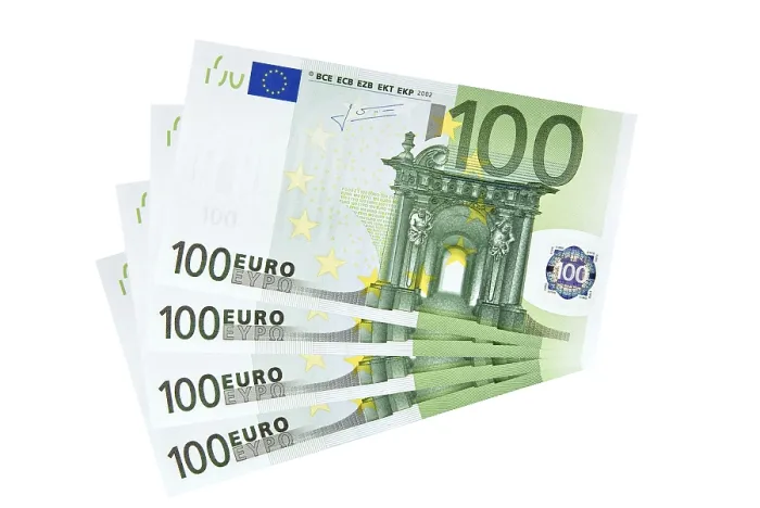 Gerahmter Druck : Vier 100-Euro-Scheine. Gerahmter Druck : Vier 100-Euro-Scheine.