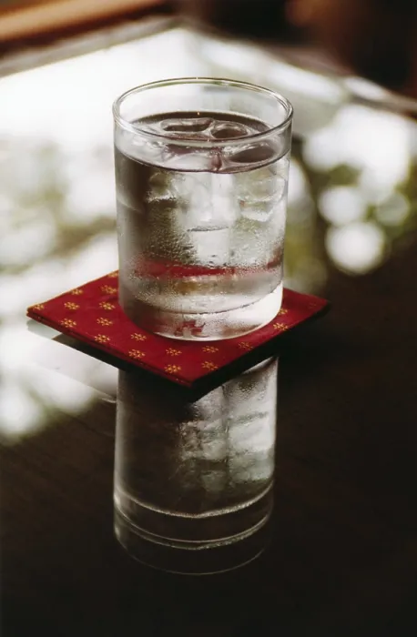Gerahmter Druck : 2 Gläser Wasser hintereinander. Gerahmter Druck : 2 Gläser Wasser hintereinander.