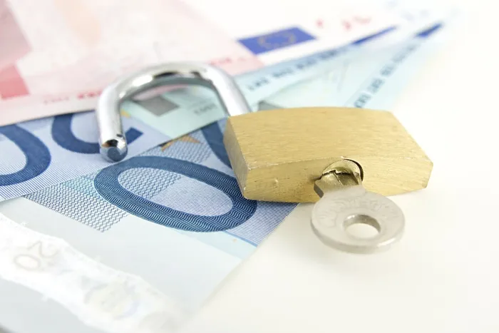 Gerahmter Druck : 20-Euro-Scheine mit Sicherheitsverschluss. Gerahmter Druck : 20-Euro-Scheine mit Sicherheitsverschluss.