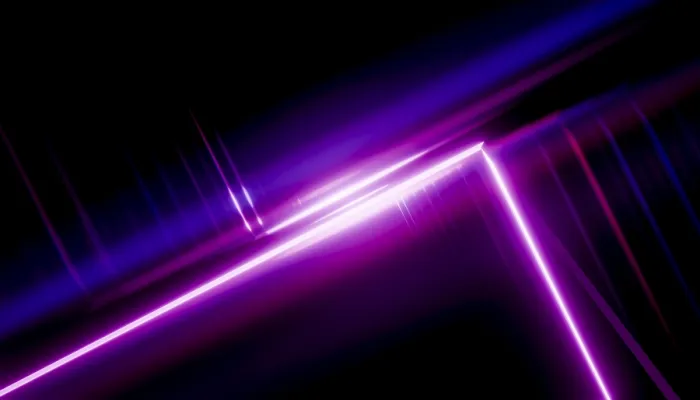 Gerahmter Druck : Intersectierende Lichtstrahlen in einer dunklen Atmosphäre Gerahmter Druck : Intersectierende Lichtstrahlen in einer dunklen Atmosphäre
