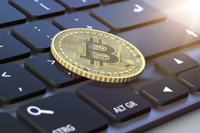 Gerahmter Druck : Ein Bitcoin-Münze auf einer Tastatur Gerahmter Druck : Ein Bitcoin-Münze auf einer Tastatur