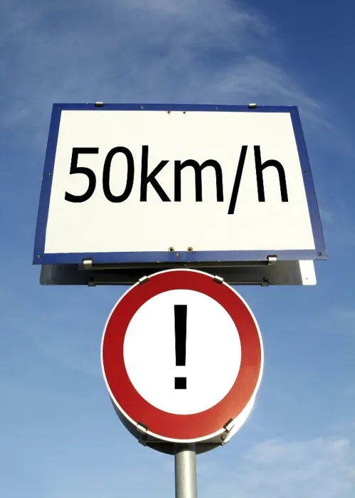 Gerahmter Druck : 50 km / h in der Stadt Gerahmter Druck : 50 km / h in der Stadt