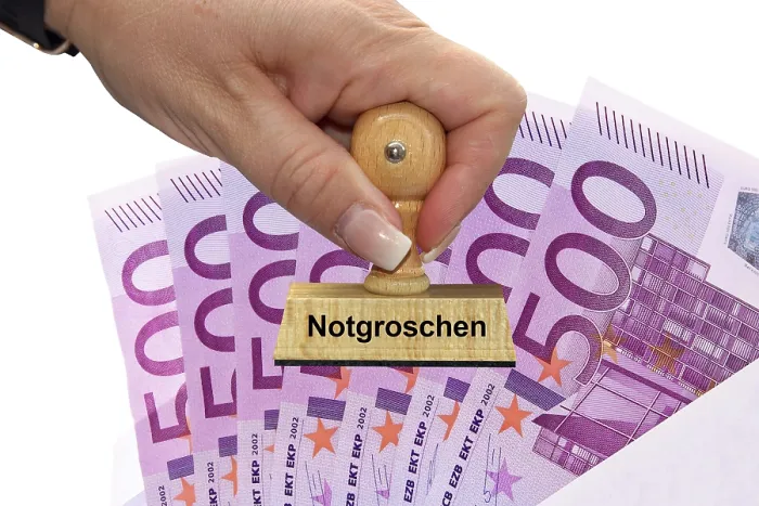 Gerahmter Druck : 500-Euro-Scheine in einer Umschlag, Sparvermögen, Briefmarke, Holzstempel, Frauenhand Gerahmter Druck : 500-Euro-Scheine in einer Umschlag, Sparvermögen, Briefmarke, Holzstempel, Frauenhand
