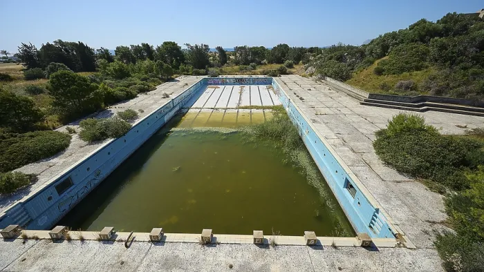 Gerahmter Druck : Verlassenes Schwimmbad mit algenverseuchtem Wasser.