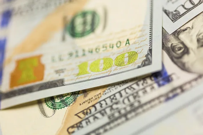 Gerahmter Druck : Abstrakt eines 100-Dollar-Scheins auf einer flachen Oberfläche. Gerahmter Druck : Abstrakt eines 100-Dollar-Scheins auf einer flachen Oberfläche.