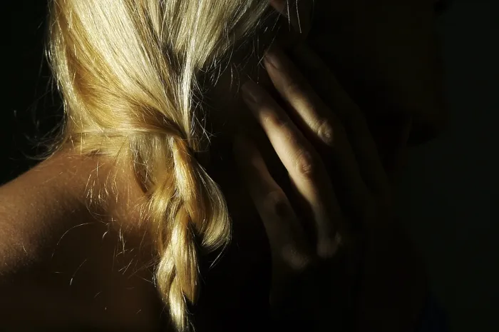 Gerahmter Druck : Abstrakte blonde mit dramatischem Licht. Gerahmter Druck : Abstrakte blonde mit dramatischem Licht.