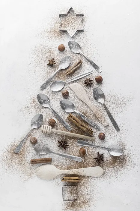 Gerahmter Druck : Abstrakter Weihnachtsbaum aus Tellerwaren. Gerahmter Druck : Abstrakter Weihnachtsbaum aus Tellerwaren.