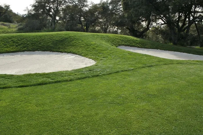 Gerahmter Druck : Abstract eines Golffeldes in einem Bunker an einem Frühlingstag. Gerahmter Druck : Abstract eines Golffeldes in einem Bunker an einem Frühlingstag.