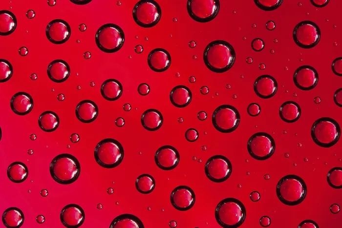 Gerahmter Druck : Abstrakter Makro von Wassertröpfchen über roter Hintergrund. Gerahmter Druck : Abstrakter Makro von Wassertröpfchen über roter Hintergrund.
