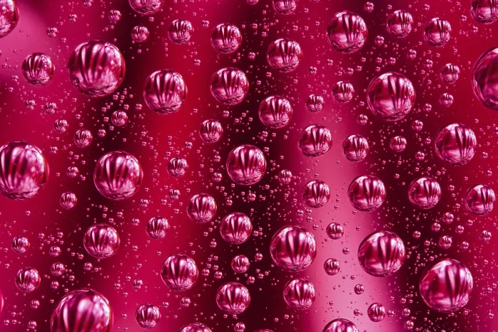 Gerahmter Druck : Abstrakte Makro von Wassertröpfchen über roter Hintergrund. Gerahmter Druck : Abstrakte Makro von Wassertröpfchen über roter Hintergrund.