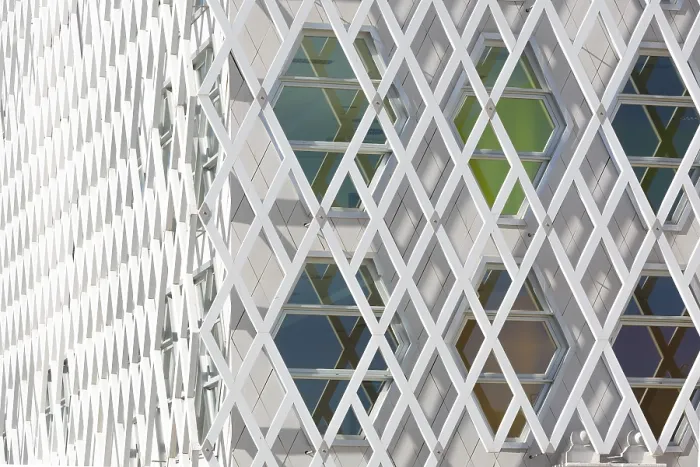Gerahmter Druck : Abstrakte Darstellung der Fassade eines Auditoriums, die geometrische Muster aus ineinander greifenden Diamantenformen und hexagonalen Fenstern zeigt. Gerahmter Druck : Abstrakte Darstellung der Fassade eines Auditoriums, die geometrische Muster aus ineinander greifenden Diamantenformen und hexagonalen Fenstern zeigt.