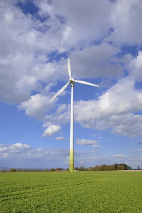 Gerahmter Druck : Aktive Windradschäler, bewölkter Himmel. Gerahmter Druck : Aktive Windradschäler, bewölkter Himmel.