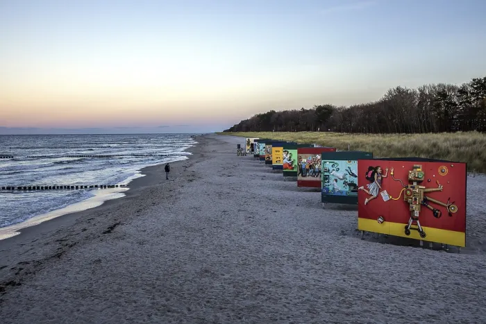 Gerahmter Druck : Anzeigenplakate am Strand in Zingst. Gerahmter Druck : Anzeigenplakate am Strand in Zingst.