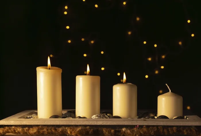 Gerahmter Druck : Drei Kerzen brennen am Advent. Gerahmter Druck : Drei Kerzen brennen am Advent.