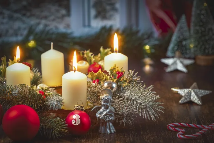 Gerahmter Druck : Adventkranz vor dem Fenster. Gerahmter Druck : Adventkranz vor dem Fenster.