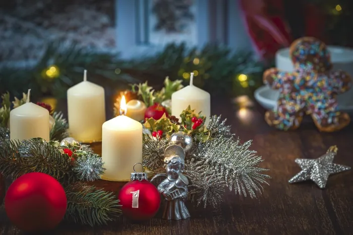 Gerahmter Druck : Adventkranz vor dem Fenster. Gerahmter Druck : Adventkranz vor dem Fenster.