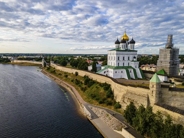Gerahmter Druck : Luftbild des Kremls und der Trinity-Kathedrale in Pskow. Gerahmter Druck : Luftbild des Kremls und der Trinity-Kathedrale in Pskow.