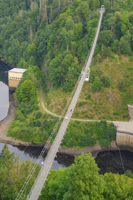 Gerahmter Druck : Luftaufnahme einer Brücke über einem Fluss. Gerahmter Druck : Luftaufnahme einer Brücke über einem Fluss.