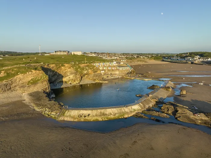 Gerahmter Druck : Luftaufnahme des Bude Seapools. Gerahmter Druck : Luftaufnahme des Bude Seapools.