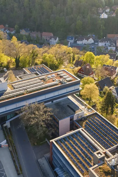 Gerahmter Druck : Luftbildansicht eines Gebäudekomplexes mit Solarsystemen. Gerahmter Druck : Luftbildansicht eines Gebäudekomplexes mit Solarsystemen.