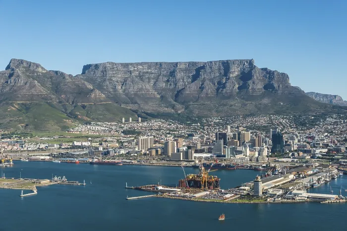 Gerahmter Druck : Aussicht auf Hafen, Devil's Peak und Table Mountain im Hintergrund, Kapstadt, Westkap, Südafrika Gerahmter Druck : Aussicht auf Hafen, Devil's Peak und Table Mountain im Hintergrund, Kapstadt, Westkap, Südafrika