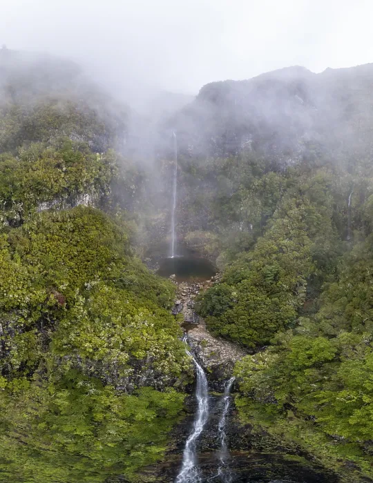 Gerahmter Druck : Luftaufnahme, Lagoa do Vento mit Wasserfall Oberer Risco. Gerahmter Druck : Luftaufnahme, Lagoa do Vento mit Wasserfall Oberer Risco.