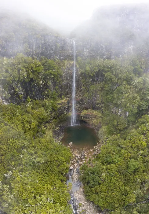 Gerahmter Druck : Luftaufnahme, Lagoa do Vento mit Oberer Risco-Wasserfall. Gerahmter Druck : Luftaufnahme, Lagoa do Vento mit Oberer Risco-Wasserfall.