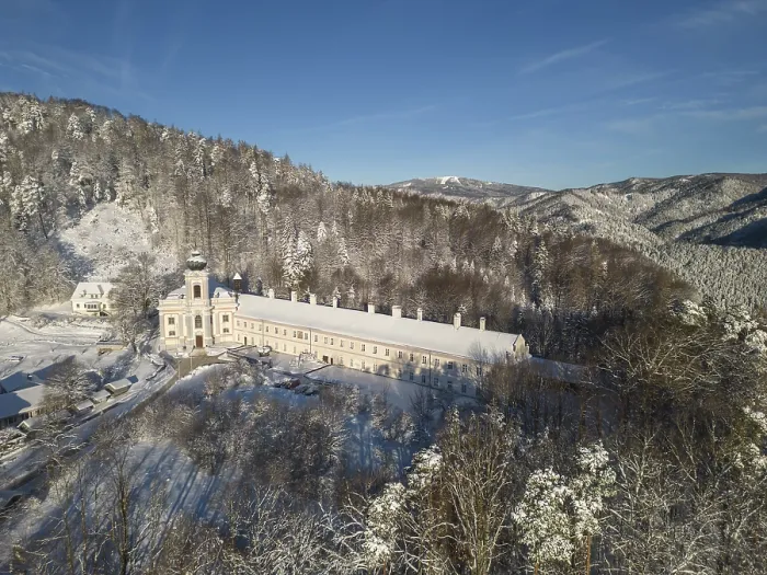 Gerahmter Druck : Luftbild des Servitenklosters im Winter. Gerahmter Druck : Luftbild des Servitenklosters im Winter.